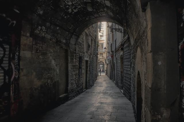 Roman Fox / Unsplash Темные улочки Барселоны