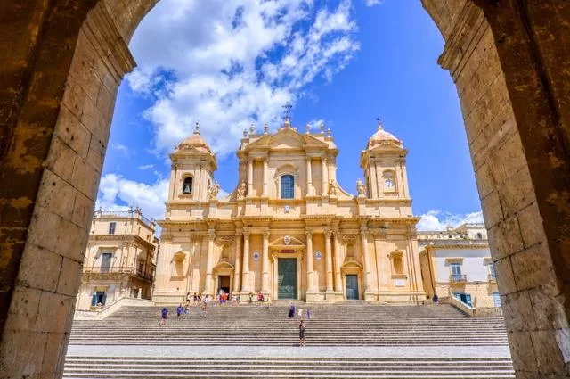 Antonio Sessa / Unsplash.com Вид на собор в Ното