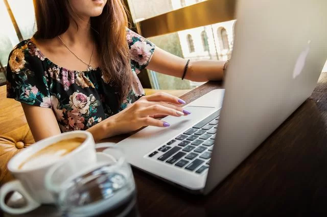 Изображение Pexels с сайта Pixabay Девушка за компьютером