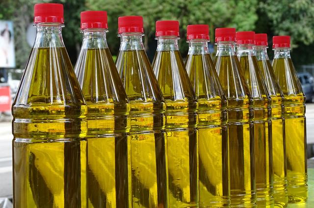 Изображение neufal54 с сайта Pixabay Оливковое масло на рынке