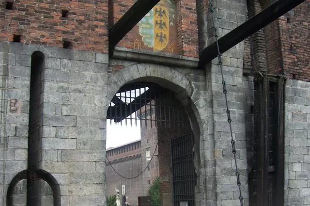 By Stefano Stabile - Own work, CC BY-SA 3.0, https://commons.wikimedia.org/w/index.php?curid=21160272 Ворота замка Сфорца в Милане