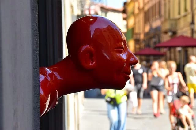 уличная скульптура на Corso Italia уличная скульптура на Corso Italia