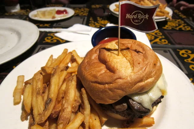 Гамбургер в Hard Rock Cafe Гамбургер в Hard Rock Cafe