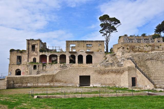 Автор: Armando Mancini - Flickr: Napoli - Parco archeologico del Pausilypon, CC BY-SA 2.0, https://commons.wikimedia.org/w/index.php?curid=16548944 Развалины поместья Поллиона