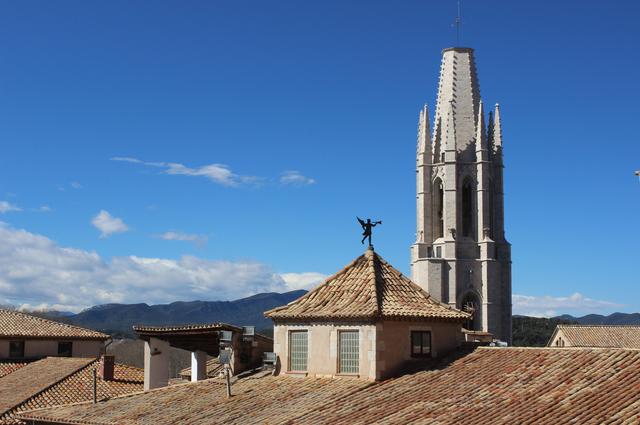 Eric Estany / Girona Tourist Office Колокольня базилики Сан-Фелиу