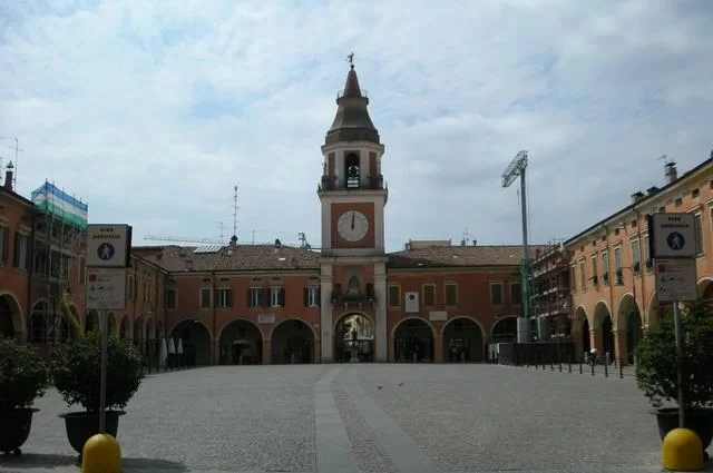 Автор: GRILLO SOLITARIO - originally posted to Flickr as PIAZZA GARIBALDI, CC BY 2.0, https://commons.wikimedia.org/w/index.php?curid=5070767 Сассуоло город в регионе Эмилия Романья